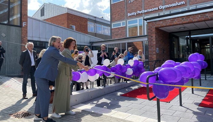 Rektor och skolborgarråd klipper band och inviger Betty Petterssons gymnasium.