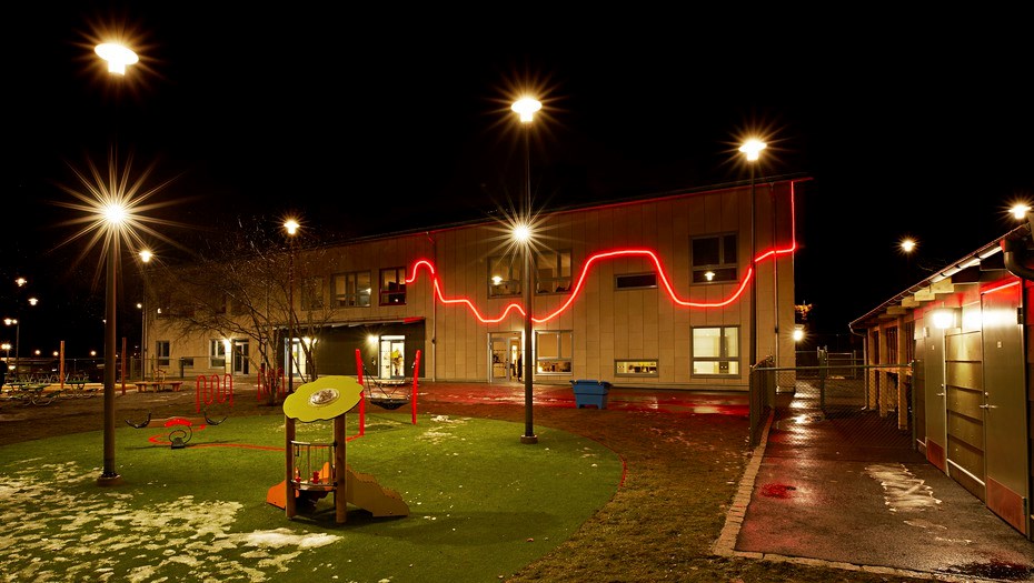 Förskolan Röda tråden i Farsta har fått sitt namn efter konstverket på, runt och i huset.