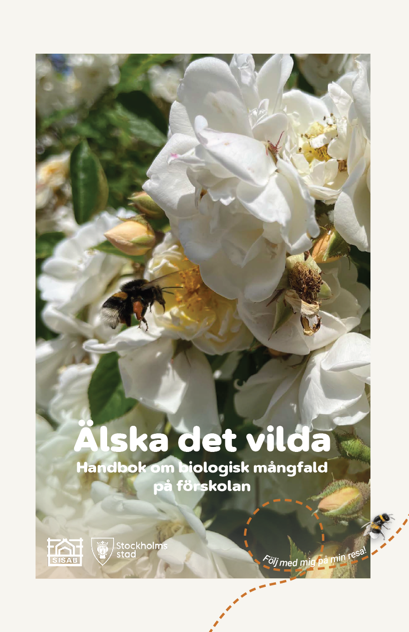 En bild på framsidan av foldern Älska det vilda. Bilden är en humla som flyger framför en rosenbuske.