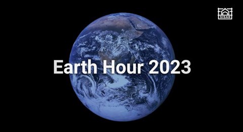 Jordgloben på en svart bakgrund med en vit text tvärsöver där det står Earth Hour 2023.