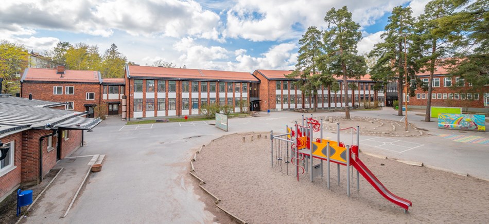 Bagarmossens skola från 1954, består av 11 sammanlänkade byggnader kring skolgården.