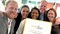 Fem glada medarbetare håller i diplom för Sveriges friskaste företag.